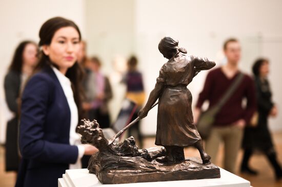 "Muzhiki i Baby" exhibition on display