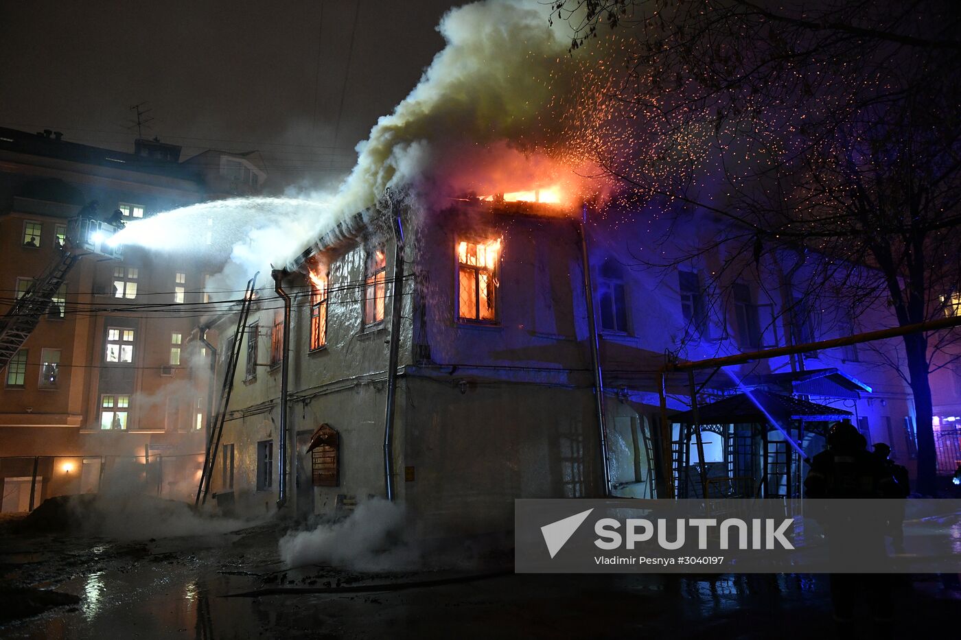 Moscow's 18th century mansion catches fire