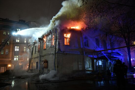 Moscow's 18th century mansion catches fire