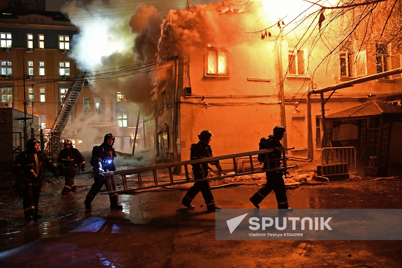Moscow's 18th century mansion catches fire