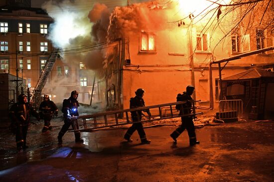 Moscow's 18th century mansion catches fire