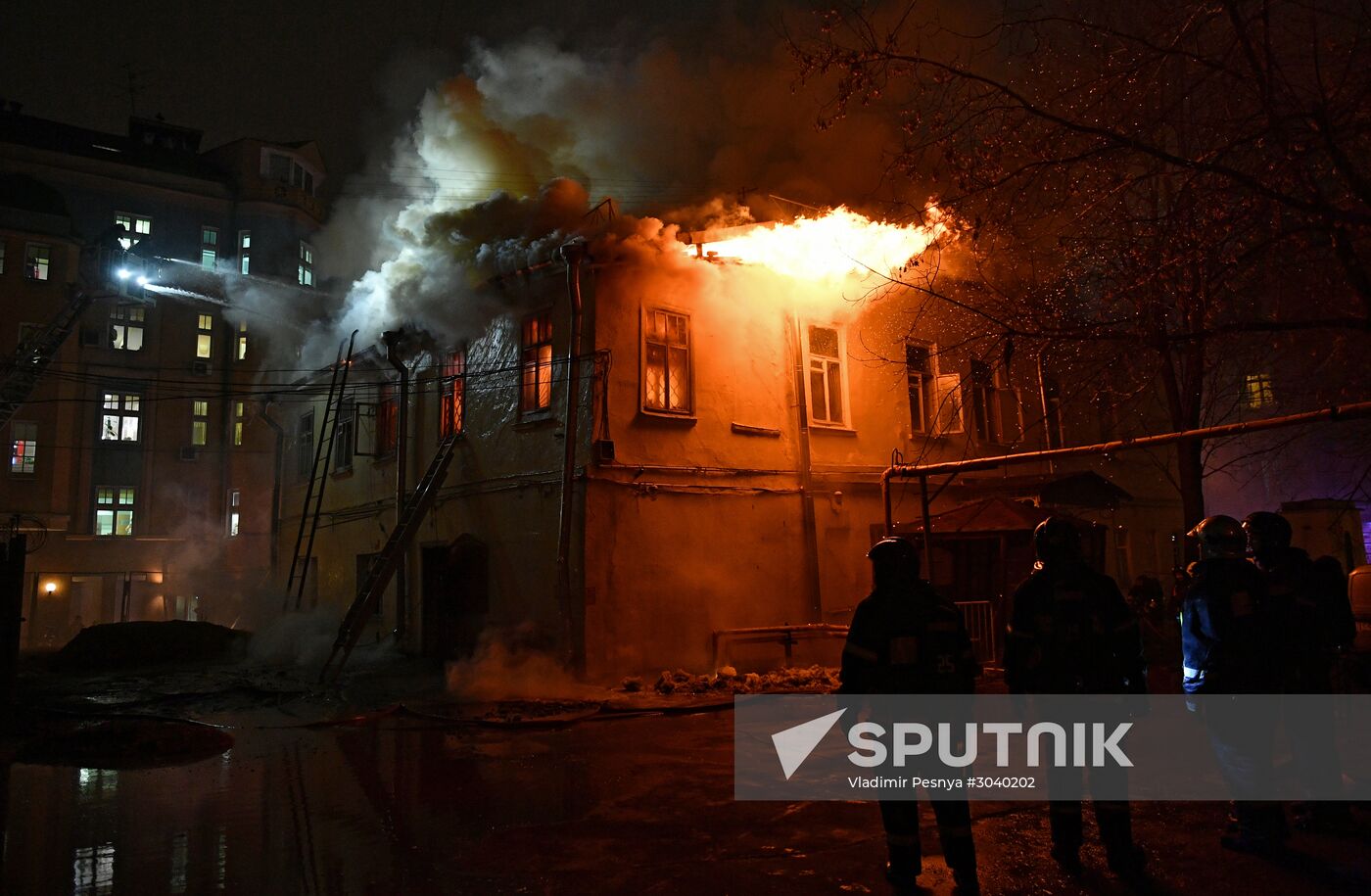 Moscow's 18th century mansion catches fire