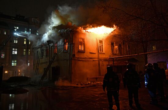 Moscow's 18th century mansion catches fire