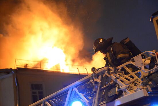 Moscow's 18th century mansion catches fire
