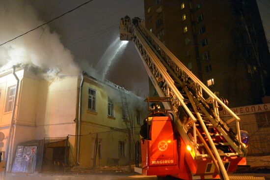 Moscow's 18th century mansion catches fire