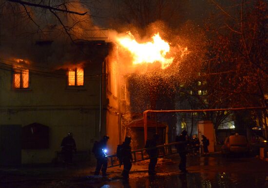 Moscow's 18th century mansion catches fire
