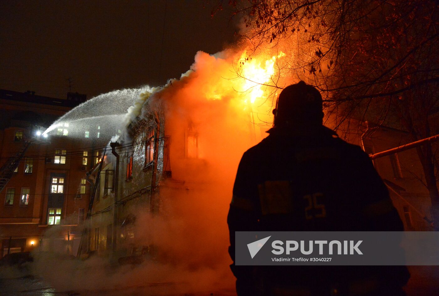 Moscow's 18th century mansion catches fire