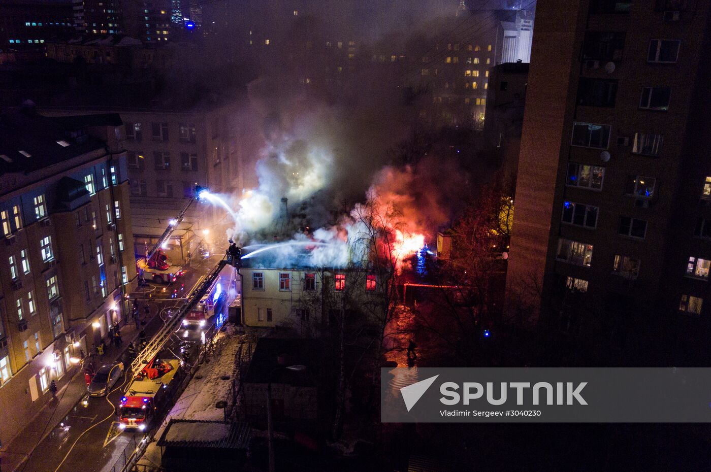 Moscow's 18th century mansion catches fire