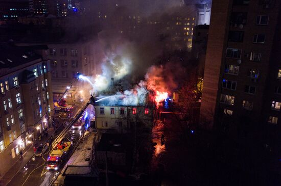 Moscow's 18th century mansion catches fire