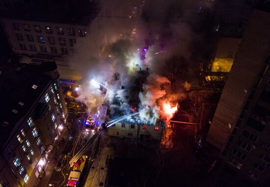 Moscow's 18th century mansion catches fire