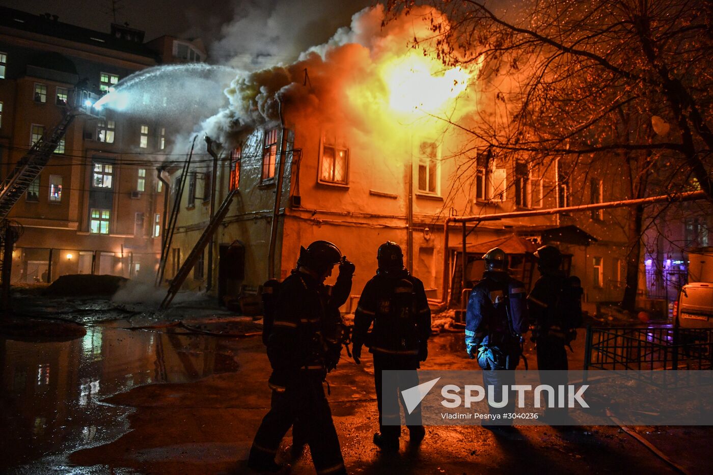 Moscow's 18th century mansion catches fire