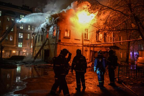 Moscow's 18th century mansion catches fire