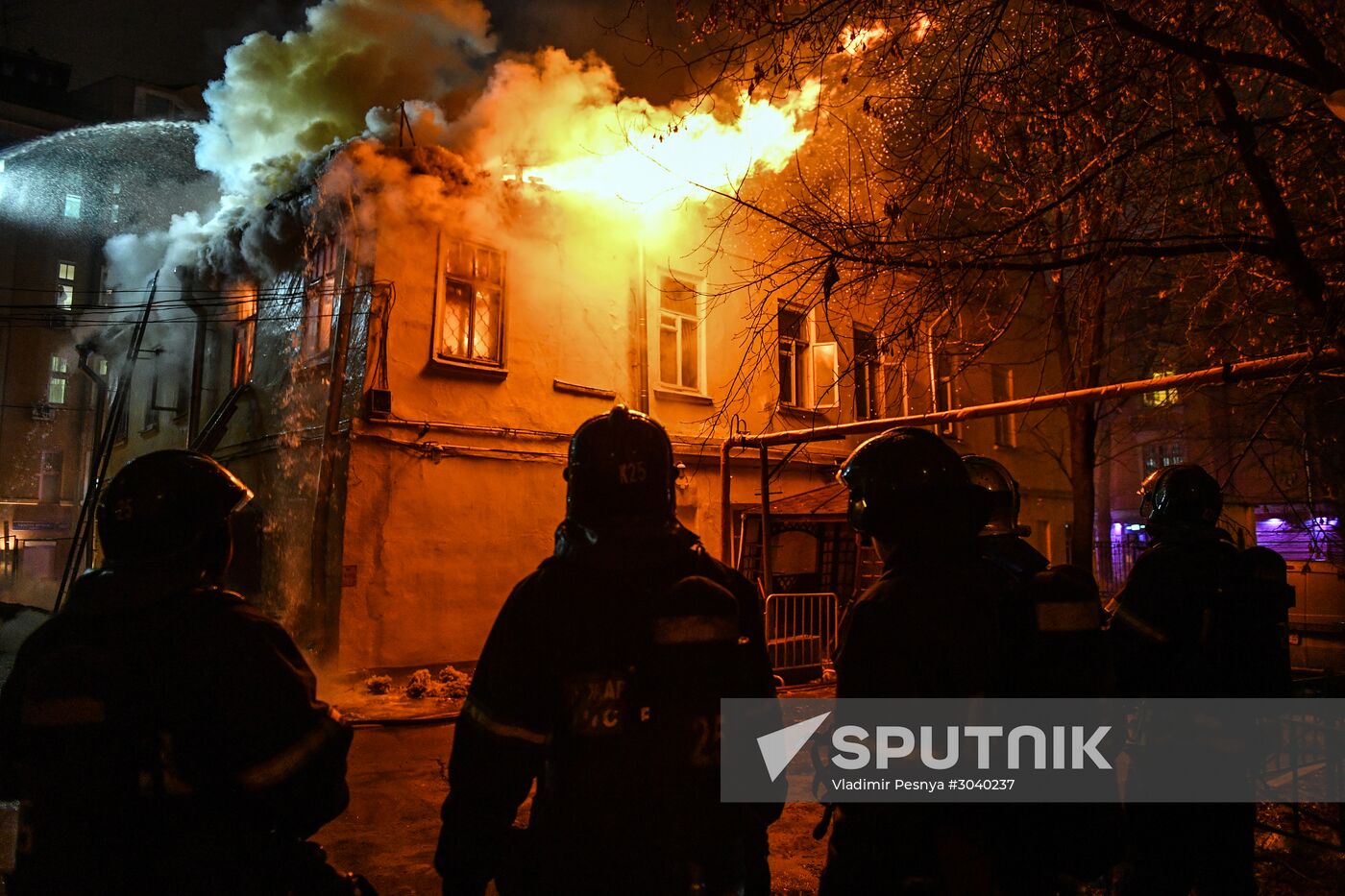 Moscow's 18th century mansion catches fire