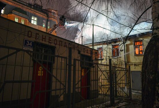 Moscow's 18th century mansion catches fire
