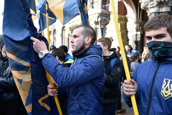 Nationalists rally demanding closing of Russian bank affiliates in Kiev