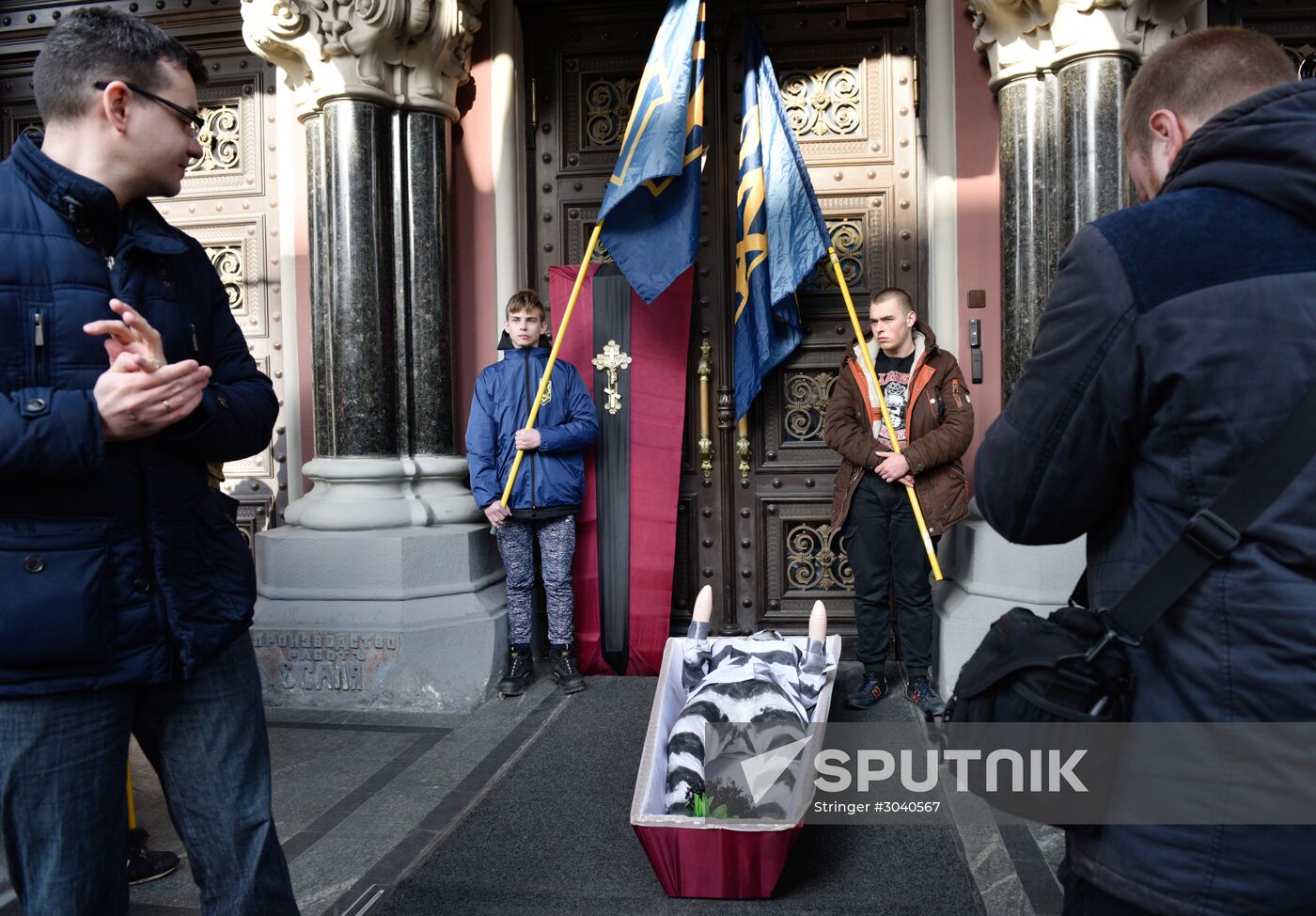 Nationalists rally demanding closing of Russian bank affiliates in Kiev