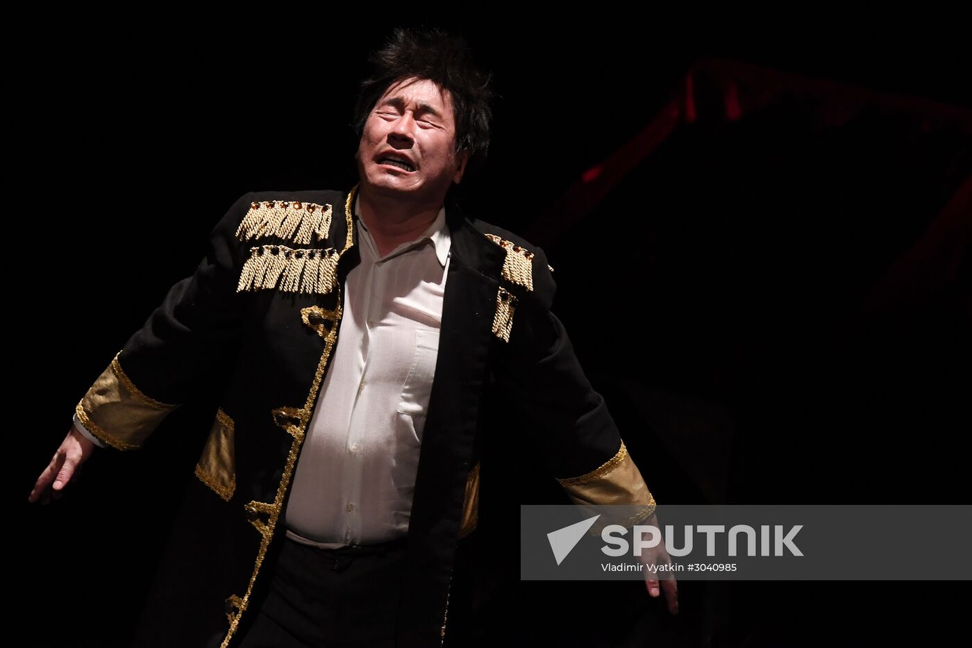 The Overcoat production at Golden Mask