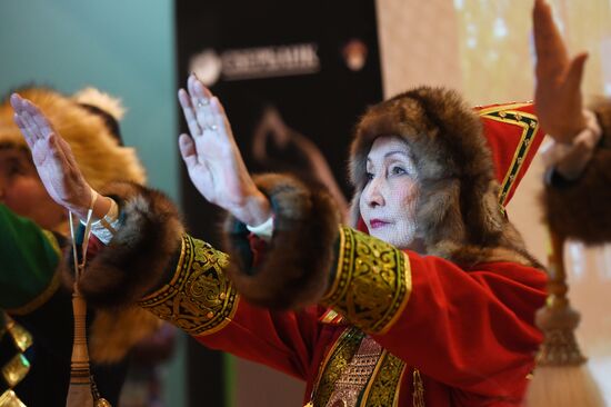 The Overcoat production at Golden Mask