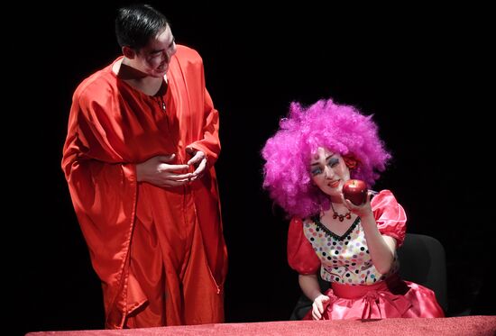 The Overcoat production at Golden Mask