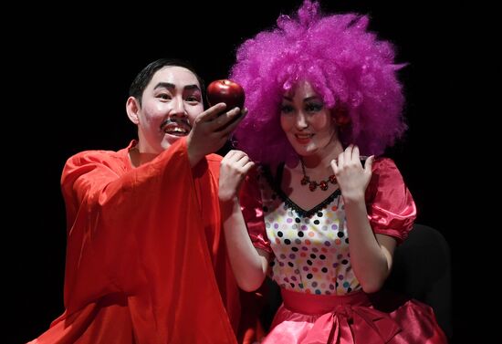 The Overcoat production at Golden Mask