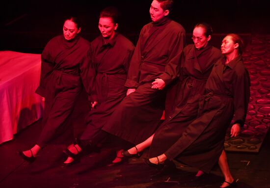 The Overcoat production at Golden Mask