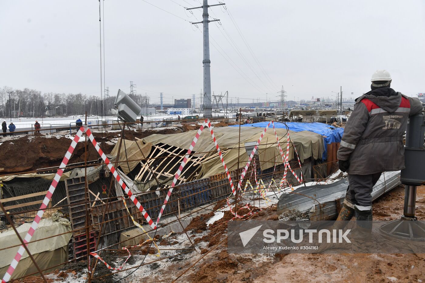 Vehicle tunnel under construction collapses on Kaluzhskoye Motorway