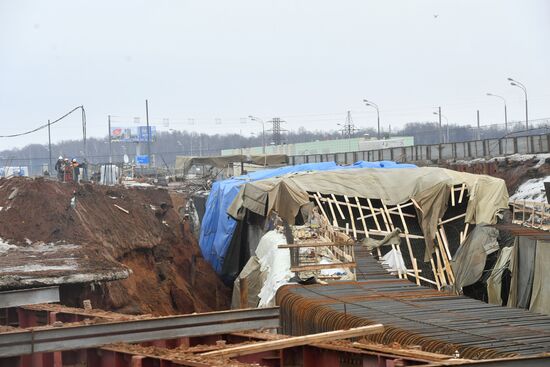 Vehicle tunnel under construction collapses on Kaluzhskoye Motorway