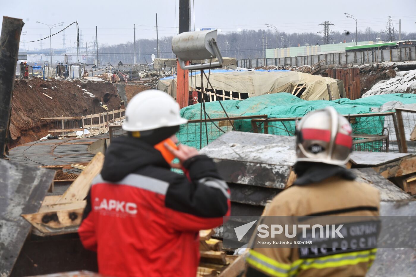Vehicle tunnel under construction collapses on Kaluzhskoye Motorway