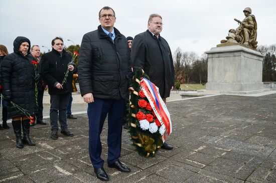 Laying wreaths at tombs of Russian soldiers in Poland