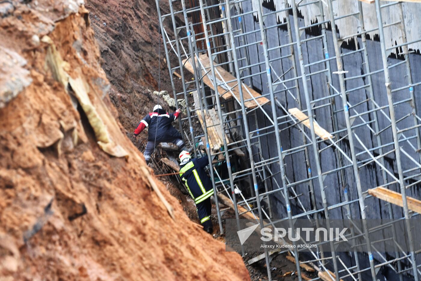 Vehicle tunnel under construction collapses on Kaluzhskoye Motorway