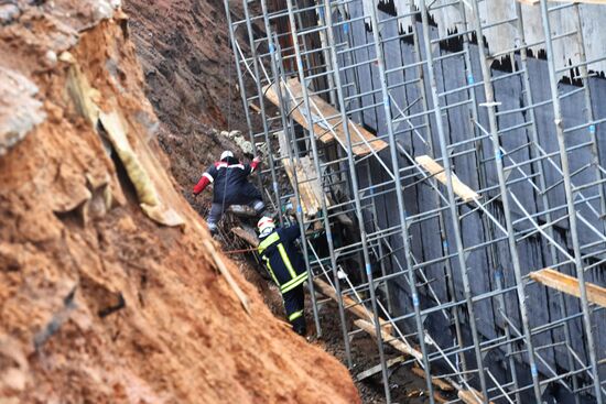 Vehicle tunnel under construction collapses on Kaluzhskoye Motorway
