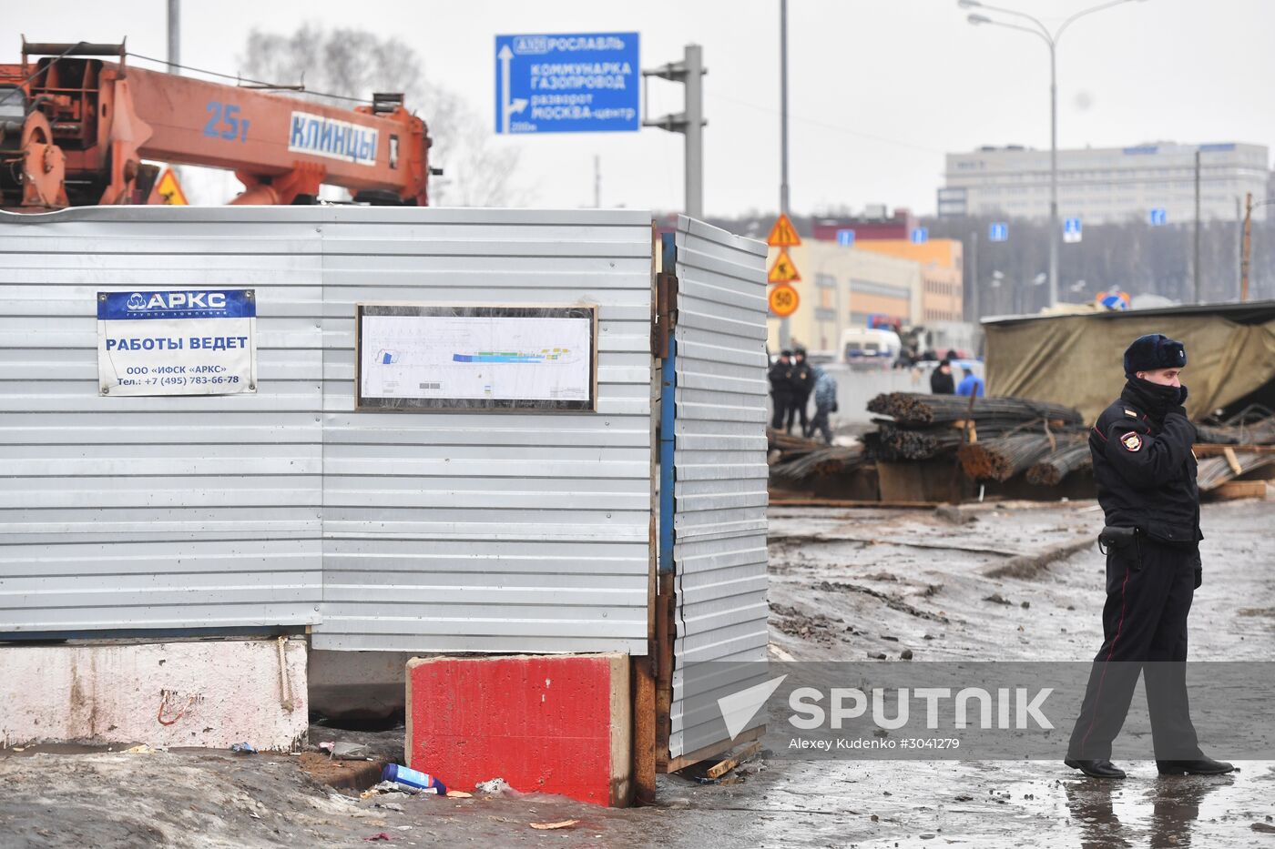 Vehicle tunnel under construction collapses on Kaluzhskoye Motorway