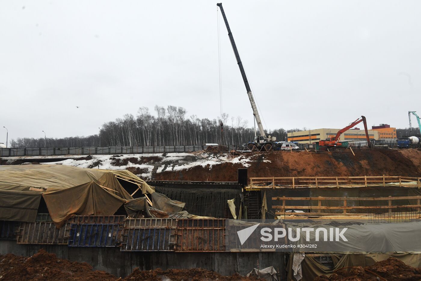 Vehicle tunnel under construction collapses on Kaluzhskoye Motorway
