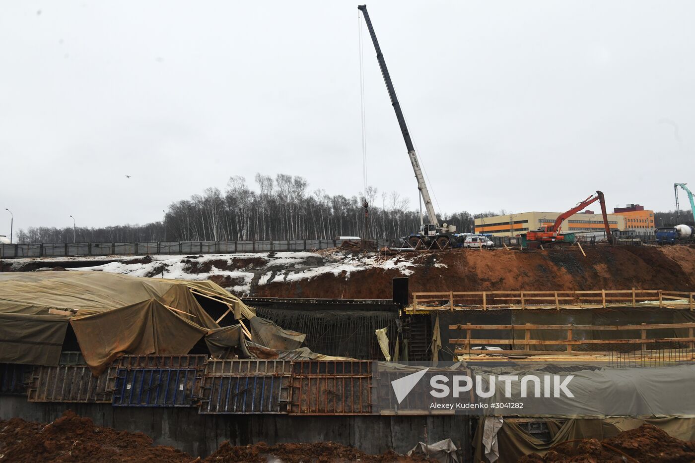 Vehicle tunnel under construction collapses on Kaluzhskoye Motorway