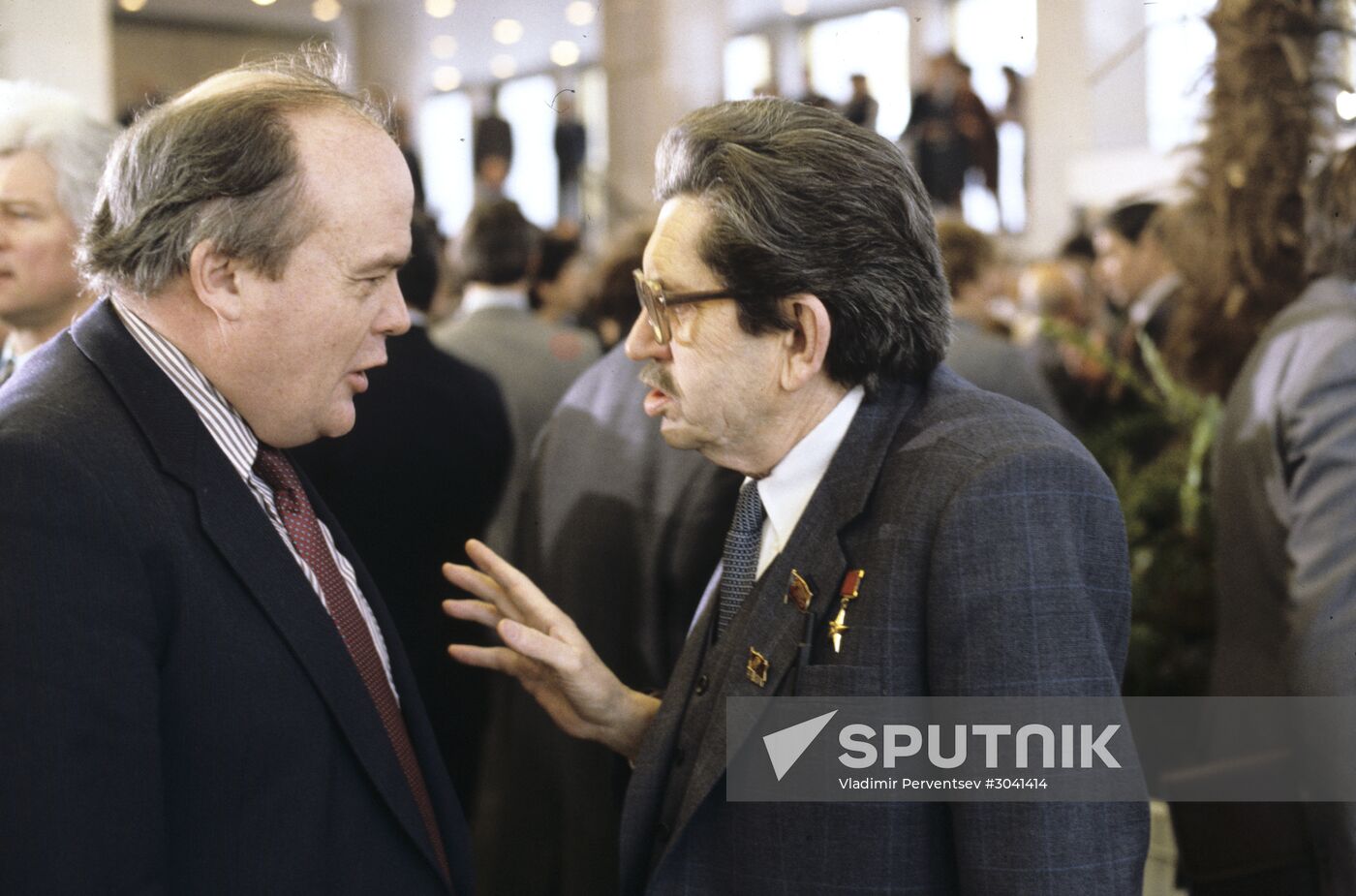 Academicians of the USSR Academy of Sciences Yevgeny Velikhov and Georgy Skryabin