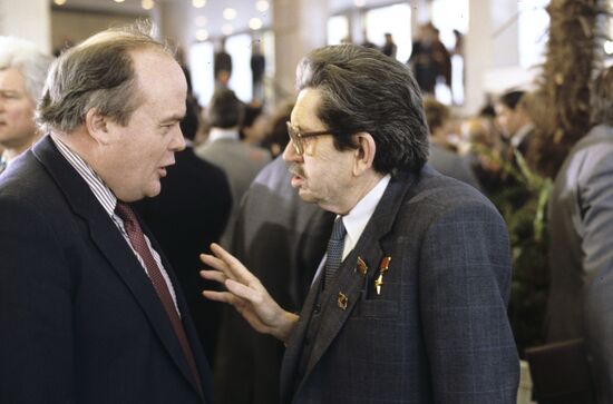 Academicians of the USSR Academy of Sciences Yevgeny Velikhov and Georgy Skryabin