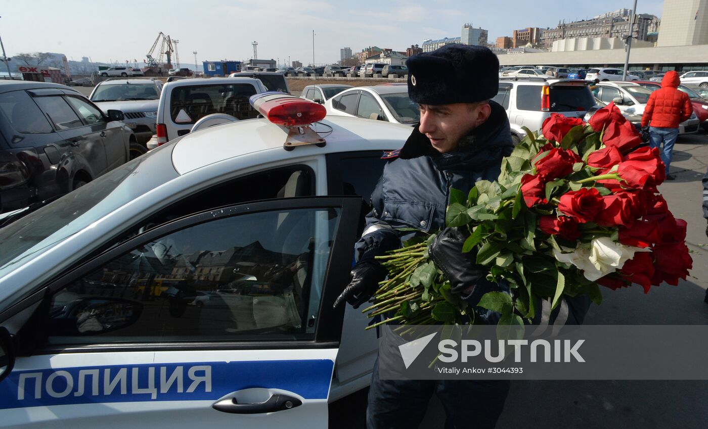 Traffic police officers congratulate women in the run-up to March 8