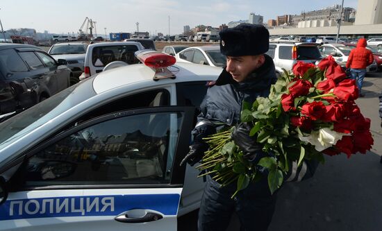 Traffic police officers congratulate women in the run-up to March 8