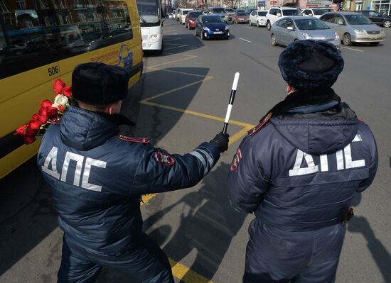 Traffic police officers congratulate women in the run-up to March 8