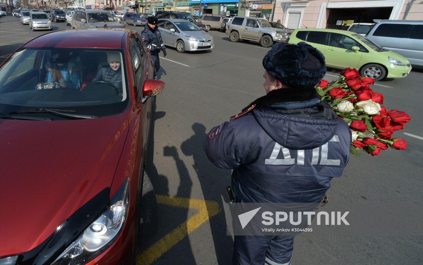 Traffic police officers congratulate women in the run-up to March 8