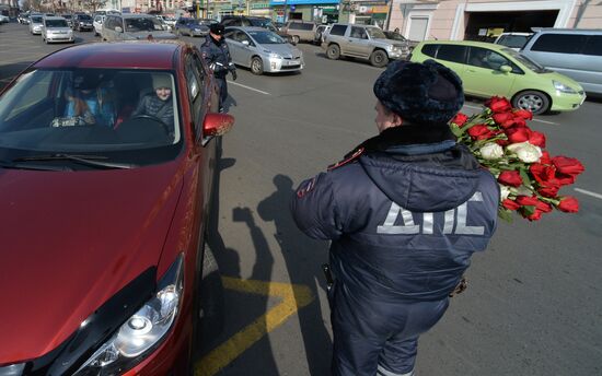 Traffic police officers congratulate women in the run-up to March 8