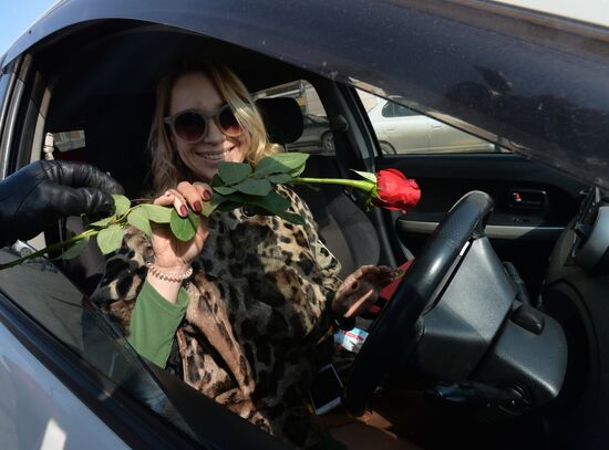 Traffic police officers congratulate women in the run-up to March 8