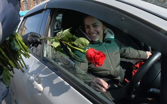 Traffic police officers congratulate women in the run-up to March 8