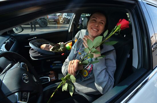 Traffic police officers congratulate women in the run-up to March 8