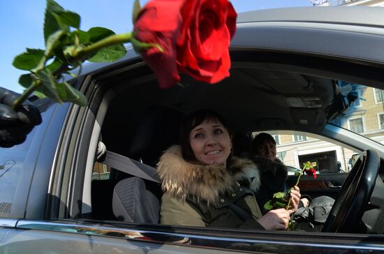 Traffic police officers congratulate women in the run-up to March 8