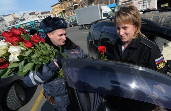 Traffic police officers congratulate women in the run-up to March 8