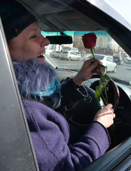 Traffic police officers congratulate women in the run-up to March 8