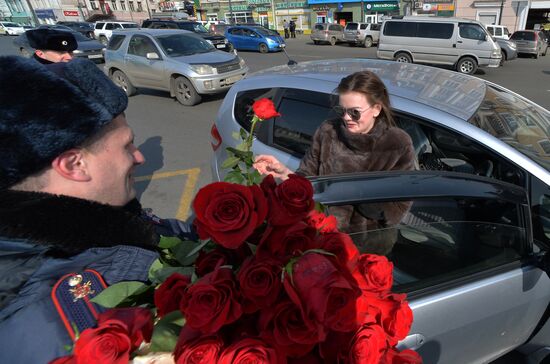 Traffic police officers congratulate women in the run-up to March 8