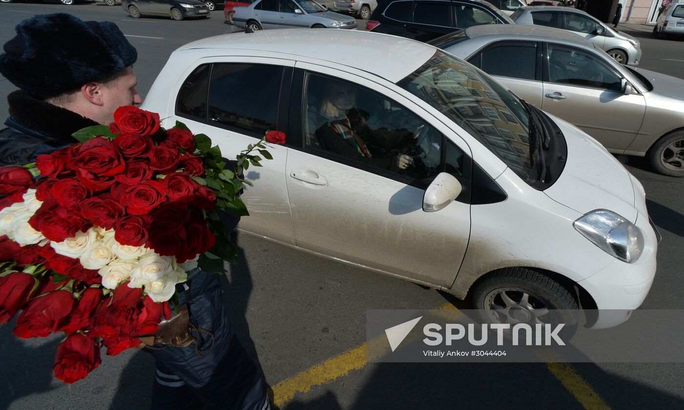 Traffic police officers congratulate women in the run-up to March 8