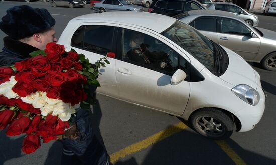 Traffic police officers congratulate women in the run-up to March 8